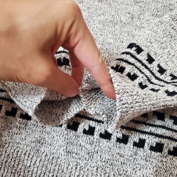 Roots Heathered Gray and Black Aztec Patterned Long Sleeve Sweater. M. - Picture 9 of 9